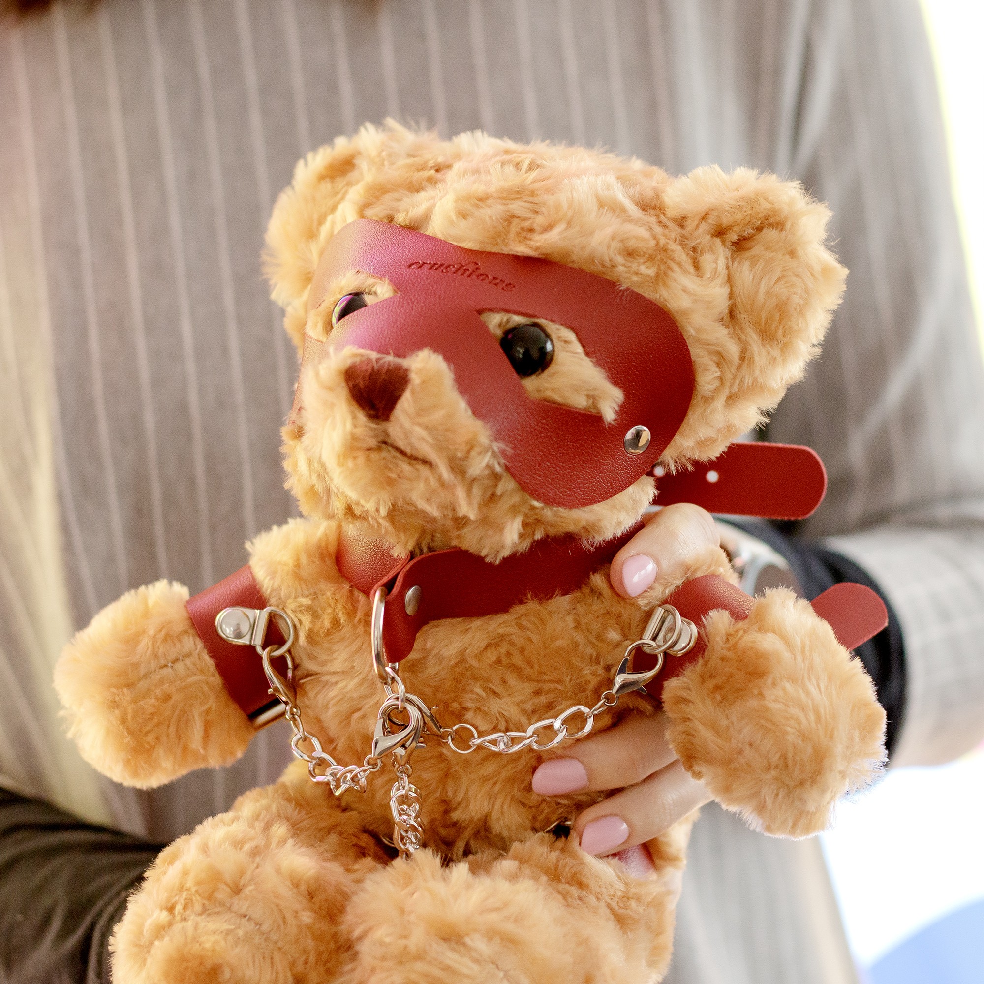 URSO DE PELÚCIA BONDAGE CRUSHITO VERMELHO 31CM CRUSHIOUS - Image 5